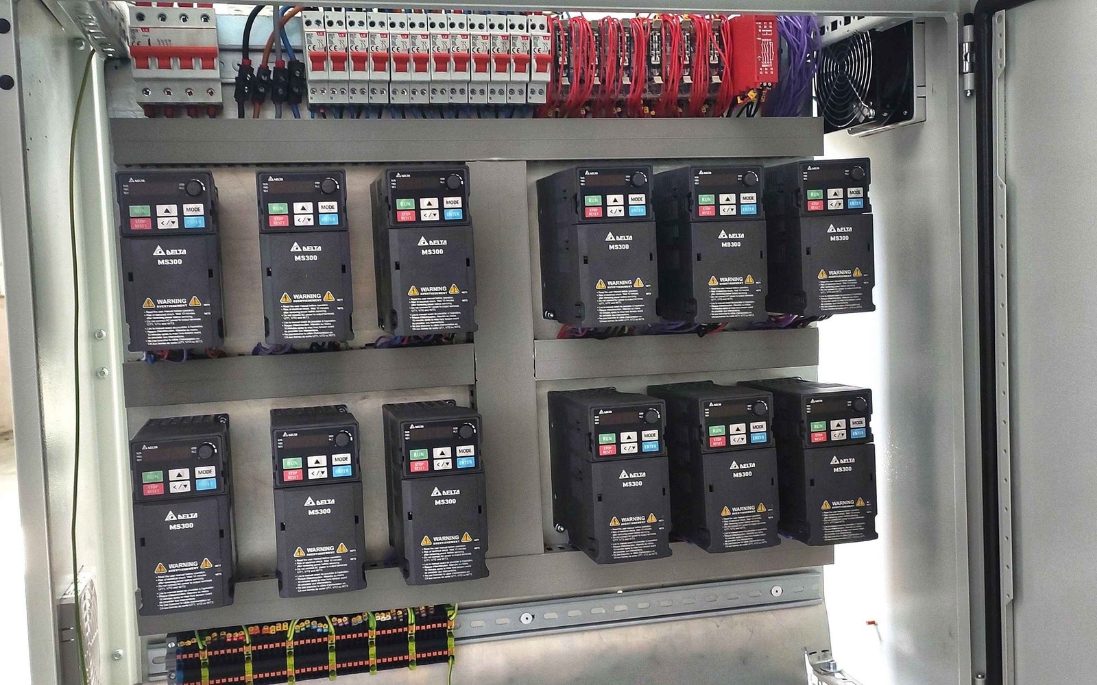Armario industrial con múltiples variadores de frecuencia Delta MS300 integrados
